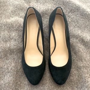 VGUC Talbots velvet black pump with brass heel detail, 9